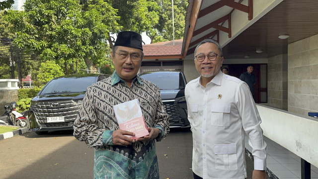 Ketua Komisi Percepatan Reformasi Polri Jimly Asshiddiqie dan Menko bidang Pangan Zulkifli Hasan saat memberikan buku 'Menuju Perubahan Kelima Undang-Undang Dasar' di kawasan Kebayoran Baru, Jakarta Selatan, Rabu (26/11/2025). Foto: Nasywa Athifah/kumparan