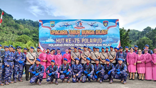 Foto bersama jajaran Ditpolairud Polda Sulawesi Utara dan Bhayangkari usai pelaksanaan upacara tabur bunga dalam rangka HUT ke-75 Korps Polairud RI. (foto: istimewa)