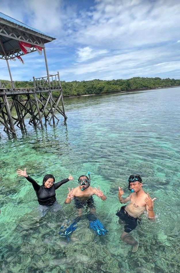 Persiapan snorkeling di perairan laut dekat Pulau Karampuang di Kecamatan Mamuju, Provinsi Sulawesi Barat, Rabu (19/11/2025). (Foto: Koleksi Pribadi)