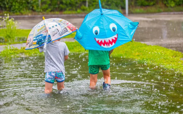 Ilustrasi anak bermain hujan. Foto: Pixabay