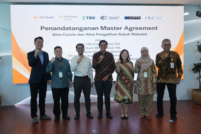 KB Bank dan TBS Energi Utama menjalin kerja sama penukaran aset non-produktif dengan sukuk di Jakarta. Foto: Dok. KB Bank