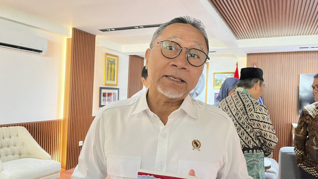 Menko bidang Pangan Zulkifli Hasan saat ditemui di kediamannya, di kawasan Kebayoran Baru, Jakarta Selatan, Rabu (26/11/2025). Foto: Nasywa Athifah/kumparan