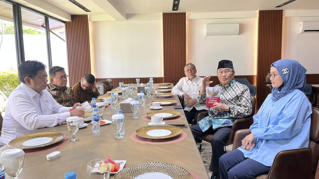 Menko Pangan sekaligus Ketua Umum PAN Zulkifli Hasan, Ketua Komisi Percepatan Reformasi Polri Jimly Asshiddiqie, dan Wakil Ketua Umum PAN Yandri Susanto di kawasan Kebayoran Baru, Jakarta Selatan, Rabu (26/11/2025). Foto: Nasywa Athifah/kumparan