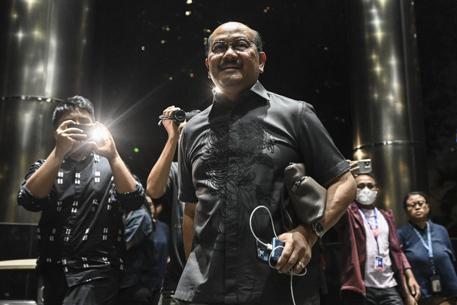 Kuasa hukum eks Direktur Utama PT ASDP Indonesia Ferry Ira Puspadewi, Soesilo Aribowo (kedua kanan) setibanya untuk mengecek Surat Rehabilitasi di Gedung Merah Putih KPK, Jakarta, Selasa (25/11/2025). Foto: Sulthony Hasanuddin/ANTARA FOTO 