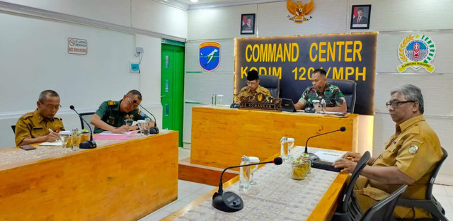 Dandim 1201/Mempawah, Letkol Czi Ali Isnaini, bersama Sekretaris Daerah Kabupaten Mempawah, Ismail, mengikuti video conference evaluasi percepatan pembangunan Koperasi Desa Merah Putih (KDMP). Foto: Dok. Pendim Mempawah