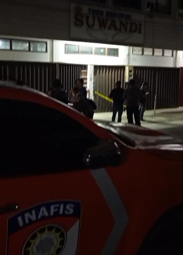 Suasana Toko Kerupuk Suwandi di kawasan 15 ili Palembang, didatangi Inafis Polrestabes Palembang. Foto : Istimewa