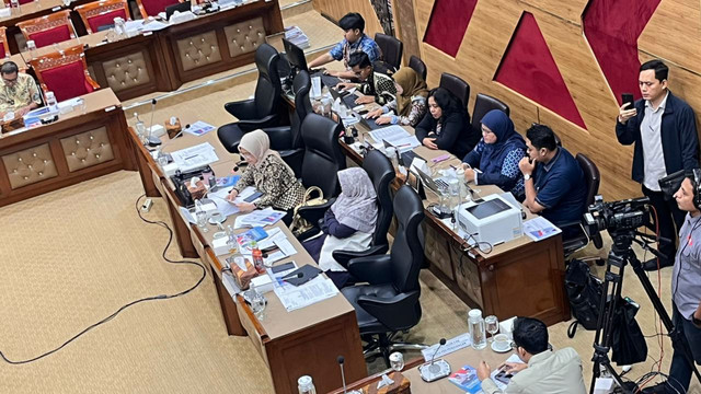 Rapat Komisi X DPR bersama Menteri Pendidikan Dasar dan Menengah Abdul Mu'ti di Kompleks Parlemen Senayan, Jakarta, Rabu (26/11/2025). Foto: Nasywa Athifah/kumparan