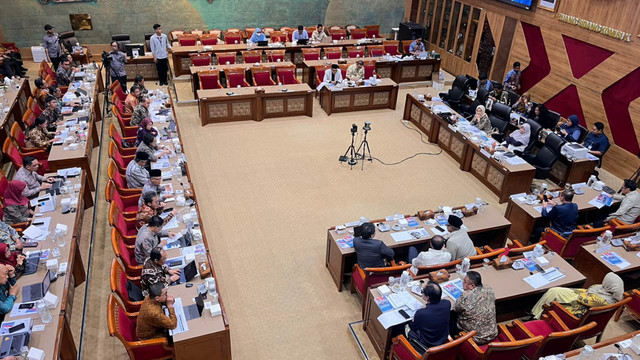 Rapat Komisi X DPR bersama Menteri Pendidikan Dasar dan Menengah Abdul Mu'ti di Kompleks Parlemen Senayan, Jakarta, Rabu (26/11/2025). Foto: Nasywa Athifah/kumparan