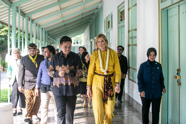 Ratu Belanda Maxima Zorreguieta Cerruti (kedua kanan) didampingi Adipati Pura Mangkunegaran KGPAA Mangkunegara X (keempat kiri) berkeliling usai menghadiri Women's World Banking di Pura Mangkunegaran, Solo, Selasa (25/11/2025). Foto: Mohammad Ayudha/ANTARA FOTO
