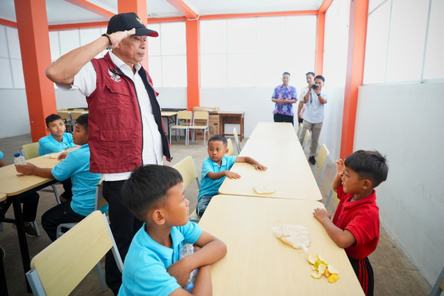 Wamensos Agus Jabo Priyono meninjau lokasi lahan yang akan menjadi bangunan permanen Sekolah Rakyat Dasar (SRD) 1 Jepara di Desa Suwawal Timur, Kecamatan Pakisaji, Jepara, Jawa Tengah, Selasa (25/11/2025). Foto: Kemensos RI