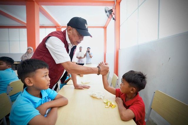 Wamensos Agus Jabo Priyono meninjau lokasi lahan yang akan menjadi bangunan permanen Sekolah Rakyat Dasar (SRD) 1 Jepara di Desa Suwawal Timur, Kecamatan Pakisaji, Jepara, Jawa Tengah, Selasa (25/11/2025). Foto: Kemensos RI