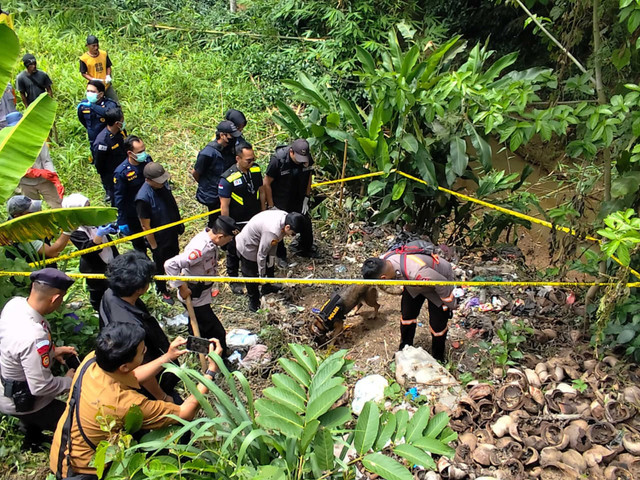 Proses pencarian bagian tubuh Alvaro Kiano Nugroho di Jembatan Cilalay, Bogor. Foto: Rachmadi Rasyad/kumparan