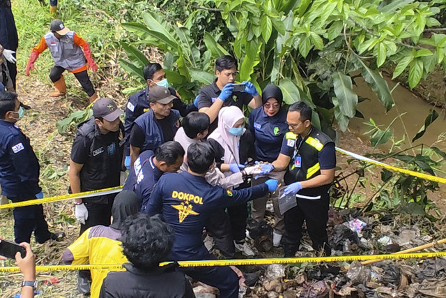 Sejumlah petugas kepolisian melakukan pemeriksaan saat diduga menemukan tulang bagian rahang bawah dari Alvaro Kiano Nugroho di Kawasan Jembatan Cilalay, Bogor, Jawa Barat, Rabu (26/11/2025). Foto: Rachmadi Rasyad/kumparan