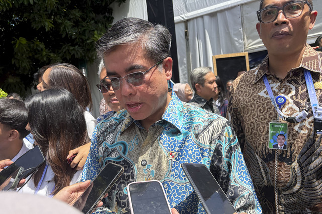 Menaker Yassierli saat ditemui di kantornya, Jakarta Selatan, Rabu (26/11/2025). Foto: Najma Ramadhanya/kumparan