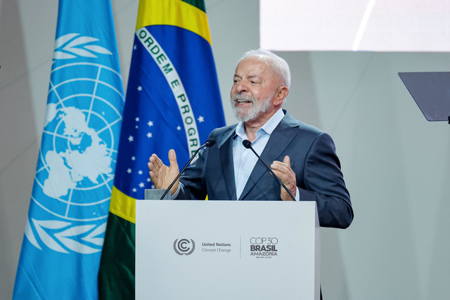 Pada pembukaan COP30, Presiden Lula menyatakan bahwa Brasil berupaya menginspirasi dunia untuk mengubah komitmen menjadi tindakan konkret. Foto: Ricardo Stuckert / Kepresidenan Republik (Sumber: https://cop30.br/en/news-about-cop30/we-are-moving-in-the-right-direction-but-at-the-wrong-speed-warns-lula-at-the-opening-of-cop30)