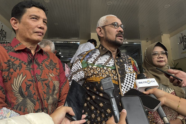 Penasihat hukum keluarga Arya Daru Pangayunan, Virza Benzani Tanjun dan Nicholay Aprilindo, Mira Widyawati di Polda Metro Jaya, Jakarta, Rabu (26/11/2025). Foto: Amira Nada Fauziyyah/kumparan