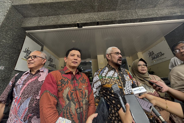 Penasihat hukum keluarga Arya Daru Pangayunan, Virza Benzani Tanjun dan Nicholay Aprilindo, Mira Widyawati di Polda Metro Jaya, Jakarta, Rabu (26/11/2025). Foto: Amira Nada Fauziyyah/kumparan