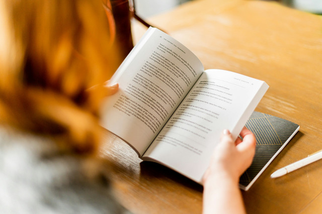 Ilustrasi membaca buku kumpulan kata motivasi singkat. Foto: Unsplash