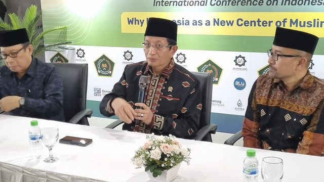 Menteri Agama (Menag), Nasaruddin Umar (tengah) saat acara International Conference on Indonesian Islam di Universitas Islam Negeri Sunan Ampel (UINSA) Surabaya, Rabu (26/11/2025). Foto: Farusma Okta Verdian/kumparan