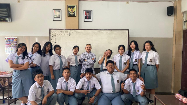 Foto Bersama Kelas XIB Pada Saat Hari Guru Nasional 25 November 2025