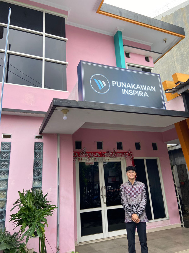 Foto Pribadi di depan kantor Perusahaan PT Punakawan Inspira Indonesia