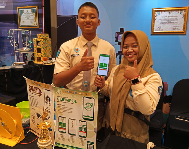 Alifa Ayudiva Salsabila (kanan), pelajar kelas XI SMAN Pilangkenceng, Madiun, turut unjuk karya Demoday Digital Skill 2025 yang digelar di Surabaya. Foto: Masruroh/Basra