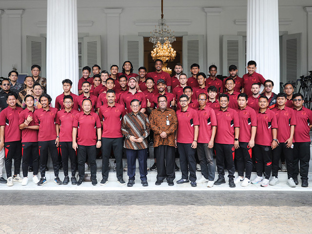 Gubernur dan Wakil Gubernur DKI Jakarta, Pramono Anung dan Rano Karno, bersama para pemain dan direksi Persija. Foto: dok. Pemprov DKI Jakarta