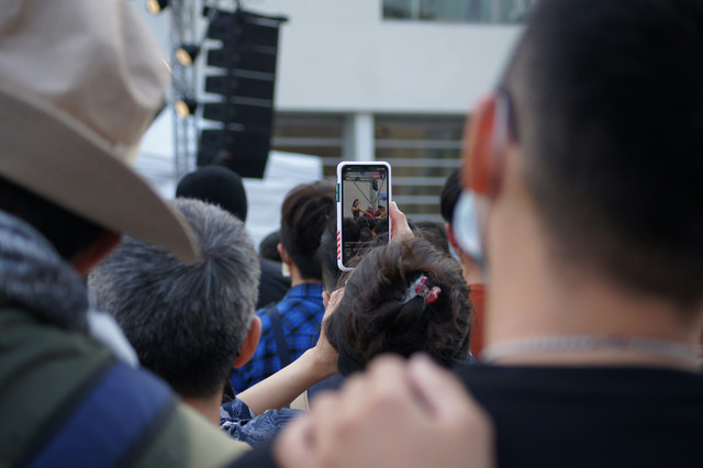 ilustrasi (https://unsplash.com/photos/a-crowd-of-people-standing-around-each-other-kDxKGyLPtt8)