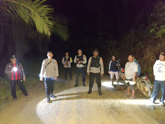 Polisi bersama Pemdes Nanga Kiungkang melakukan patroli. Foto: Dok. Polres Sekadau