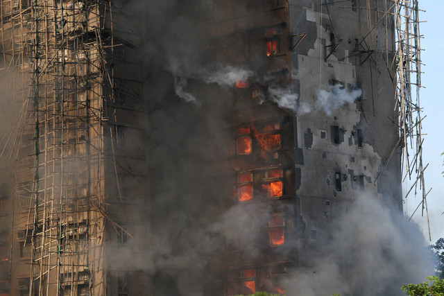 Api melahap perancah bambu di beberapa gedung di perumahan Wang Fuk Court, Tai Po, Hong Kong, Rabu (26/11/2025). Foto: Tyrone Siu/REUTERS