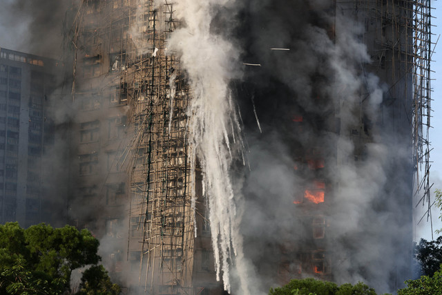 Api dan asap melahap perancah bambu di beberapa gedung di perumahan Wang Fuk Court, Tai Po, Hong Kong, Rabu (26/11/2025). Foto: Tyrone Siu/REUTERS