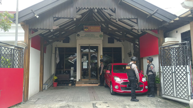 KPK menggeldah kantor perusahaan konstruksi PT Widya Satria di Jalan Ketintang Permai No.20, Blok BB, Kota Surabaya, Rabu (26/11/2025). Foto: Farusma Okta Verdian/kumparan