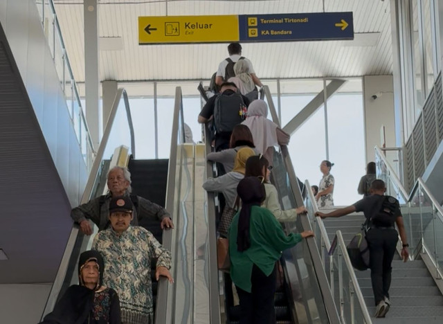 Kepadatan pengunjung di stasiun Solo Balapan. Foto: Gracetika/Pandangan Jogja