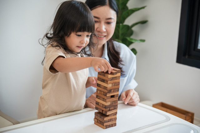 Ilustrasi balita bermain dengan ibu. Foto: BaLL LunLa/Shutterstock