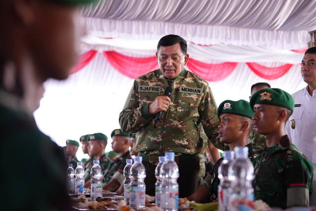 Menteri Pertahanan Sjafrie Sjamsoeddin berbincang dengan anggota TNI saat kunjungan kerja ke Batalyon Infanteri Teritorial Pembangunan 828/Banua Warani Mattone (Yonif TP 828/BWM) di Kabupaten Tanah Bumbu, Kalimantan Selatan, Rabu (26/11/2025). Foto: Kemhan RI