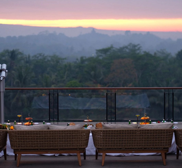 Sarapan di Rooftop Tiga Dari Plataran Borobudur sembari mendengarkan storytelling tentang Borobudur. Foto: Plataran Borobudur