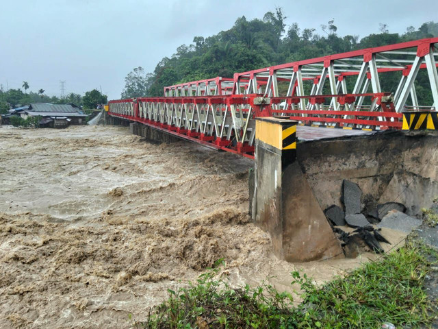 Kondisi terkini banjir dan lonsor landa 11 kabupaten/kota di Sumut. Foto: Dok. Istimewa