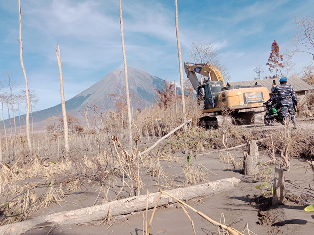 Lahan-lahan di kaki Semeru yang kering dan hangus, sementara alat berat dikerahkan untuk membuka akses desa yang tertutup material vulkanik. (Dokumentasi Pribadi)