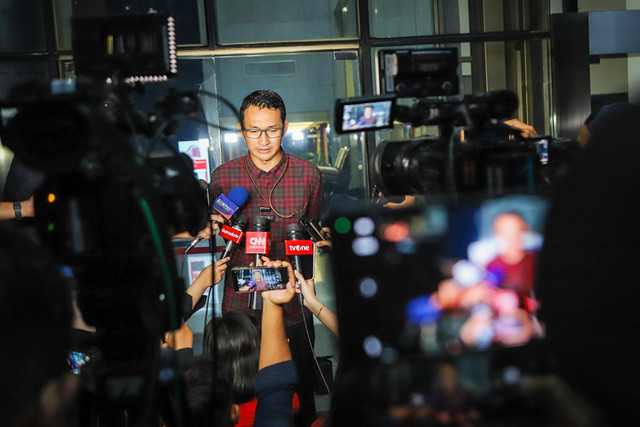 Juri Bicara KPK Budi Prasetyo menjawab pertanyaan wartawan terkait perkembangan kasus pembebasan Eks Dirut ASDP Ira Puspadewi di Gedung Merah Putih KPK, Jakarta, Rabu (26/11/2025). Foto: Iqbal Firdaus/kumparan