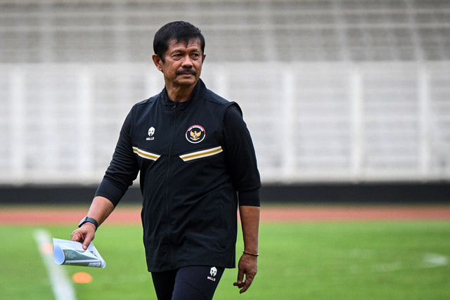 Pelatih Timnas Indonesia U-22 Indra Sjafri berjalan saat sesi latihan di Stadion Madya, Kompleks GBK, Senayan, Jakarta, Rabu (26/11/2025). Foto: Fauzan/ANTARA FOTO
