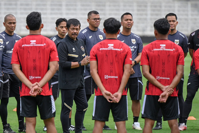 Pelatih Timnas Indonesia U-22 Indra Sjafri berjalan saat sesi latihan di Stadion Madya, Kompleks GBK, Senayan, Jakarta, Rabu (26/11/2025). Foto: Fauzan/ANTARA FOTO