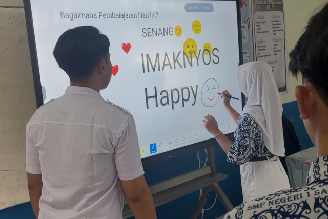 Potret belajar menggunakan papan interaktif atau Interactive Flat Panel (IFP) di SMPN 1 Samarinda, Kalimantan Timur, Selasa (25/11/2025). Foto: SMPN 1 Samarinda