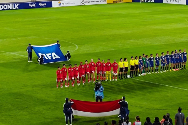 Timnas Wanita Indonesia melawan Nepa pada pertandingan uji coba di Stadion Maguwoharjo, Sleman, Rabu (26/11/2025). Foto: Arfiansyah Panji Purnandaru/kumparan