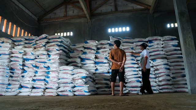 Kelompok petani Jonggol dan harga pupuk yang turun 20 persen. Foto: Bakom RI