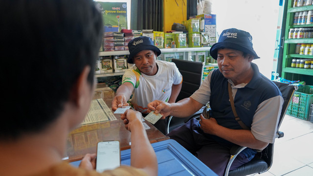 Kelompok petani Jonggol dan harga pupuk yang turun 20 persen. Foto: Bakom RI