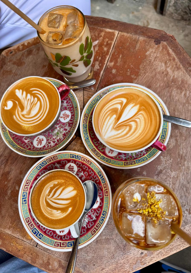 Minuman kopi latte dengan latte art berbeda. Foto dari penulis