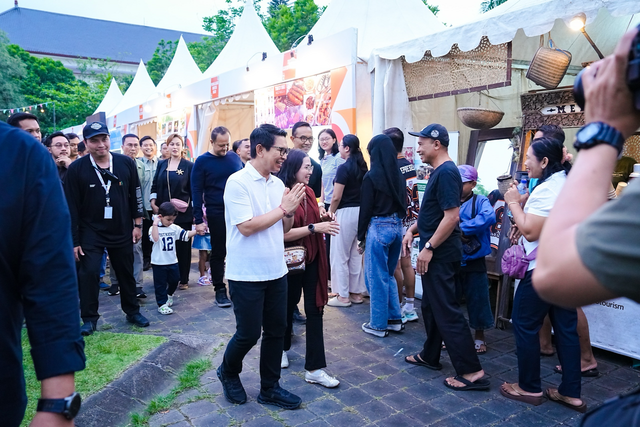 Bupati Badung, I Wayan Adi Arnawa saat mengunjungi booth UMKM perayaan Mangucita HUT ke-16 Kota Mangupura, Kabupaten Badung. Foto: Dok. Istimewa