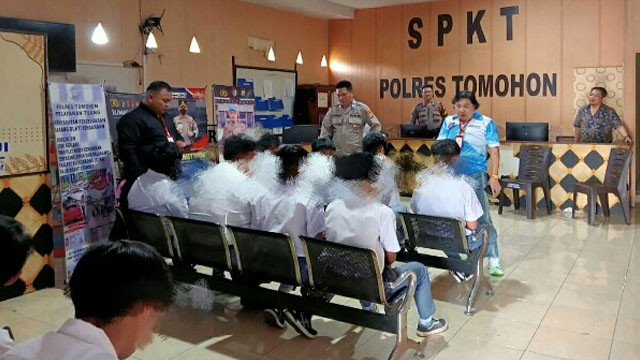 Para pelajar di Kota Tomohon saat diberikan pembinaan di Polres Tomohon, usai kedapatan bolos sekolah di jam pelajaran. (foto: polres tomohon)