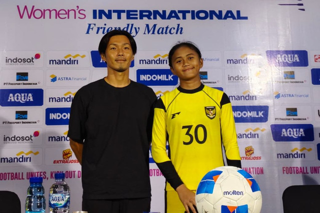 Pelatih Timnas Wanita Indonesia Akira Higashiyama bersama kiper Alleana Ayu dalam konferensi pers usai usai melawan Nepal pada pertandingan uji coba di Stadion Maguwoharjo, Sleman, Rabu (26/11/2025). Foto: Arfiansyah Panji Purnandaru/kumparan