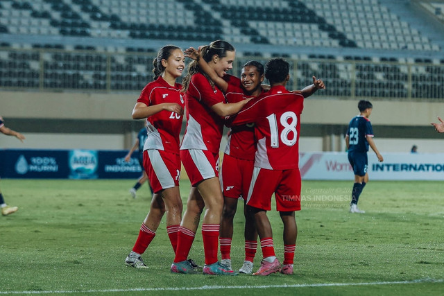Selebrasi pemain Timnas Wanita Indonesia usai mencetak gol ke gawang Timnas Wanita Nepal pada pertandingan uji coba di Stadion Maguwoharjo, Sleman, D.I Yogyakarta, Rabu (26/11/2025). Foto: PSSI
